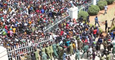 В давке на похоронах президента Танзании погибли 45 человек (видео)