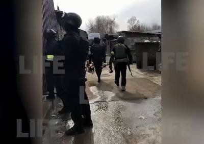 Житель Подмосковья взял трех человек в заложники и открыл стрельбу по прохожим