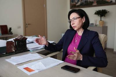 Наталья Котова выступила с отчетом о работе. Депутат указал ей на недостатки, а она назвала его невоспитанным