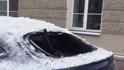 Два человека едва не погибли в машине, на которую упала глыба льда в Мурманской области