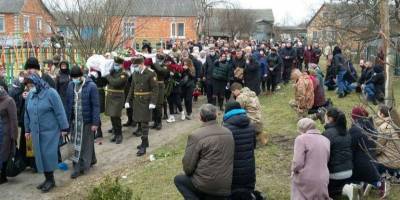 Пришли сотни людей. В Ровенской и Ивано-Франковской областях попрощались с погибшими под Шумами военными