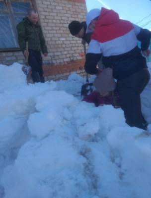 В Прикамье двух девочек завалило снегом: их откапывали прохожие