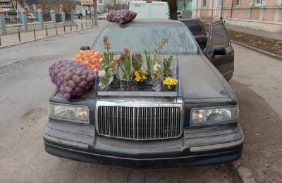 В Черновцах редкий лимузин Lincoln превратили в прилавок для торговли картошкой: фото
