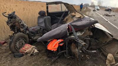 В Воронежской области легковушку «разорвало» после столкновения с грузовиком: погиб парень