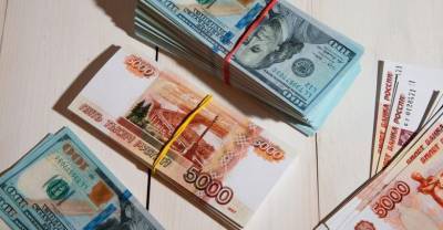 Экономисты объяснили, почему россияне стали активно забирать деньги из банков