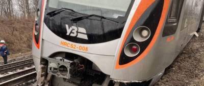 Железнодорожники продолжают поднимать сошедший с рельсов поезд «Интерсити»