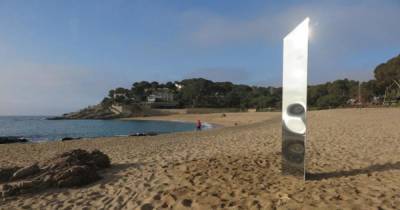 Таинственный монолит появился на пляже в Испании