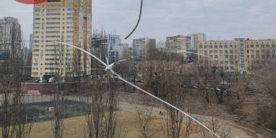 Жилец общежития Госуниверситета телекоммуникаций в Киеве обстреливает окна дома напротив - фото - ТЕЛЕГРАФ
