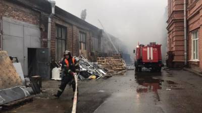 На территории завода "Арсенал" горели 400 кв. метров площади