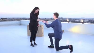 Признание в прямом эфире: журналист сделал предложение девушке во время выпуска новостей – видео