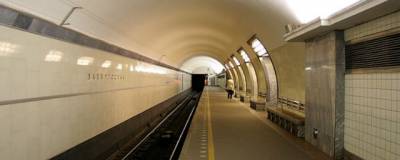В Петербурге человек попал под поезд в метро