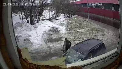 Пробила насквозь: в Мурманской области от глыбы льда пострадал автомобиль