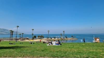 "Какое счастье вернуться к обычной жизни": израильтяне заполонили леса, парки и пляжи