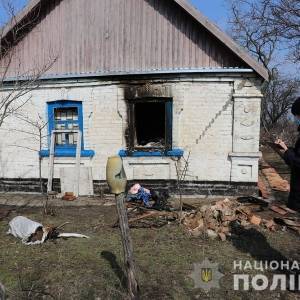 В Запорожской области мужчина выстрелил из ружья в семью пенсионеров и поджег их дом. Фото. Видео