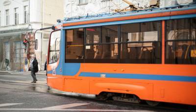 Пассажирам Петербурга предложили самостоятельно открывать двери трамваев и троллейбусов