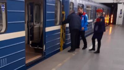 Петербуржец разбился об рельсы на станции метро "Электросила"