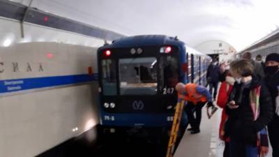 Мужчина упал на рельсы на станции "Электросила" в Петербурге
