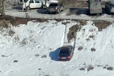 В Рязани припаркованный у дома автомобиль скатился в овраг