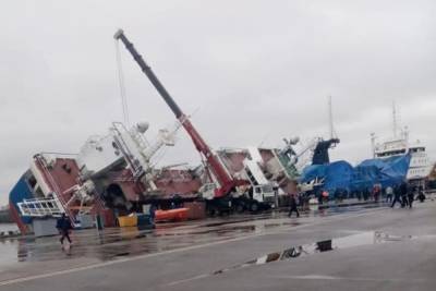 На частном заводе «Пелла» судно с людьми на борту завалилось на бок