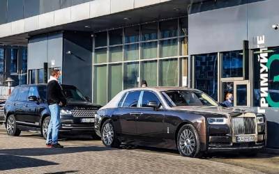 В Киеве заметили кортеж из Rolls-Royce и Range Rover на МакДрайве: фото