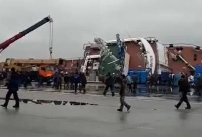 На судостроительном заводе в Ленобласти опрокинулся корабль с людьми