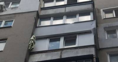 В Одесской области женщина пыталась спастись из горящей квартиры, но сорвалась с навеса (фото, видео) (2 фото)
