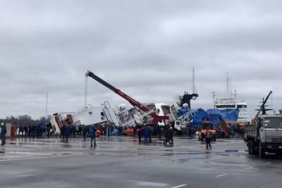 Двое рабочих пропали после крушения судна на заводе Пелла в Отрадном