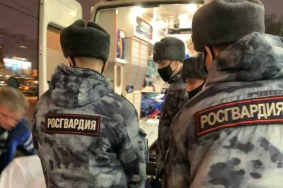 Росгвардейцы эвакуировали 20 жильцов загоревшегося дома в Москве