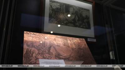 ФОТОФАКТ: Уникальную гравировальную доску ХVII века представили в Национальной библиотеке