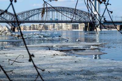 СМИ: Рыболовный траулер завалился на борт в Ленинградской области