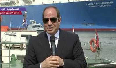 Российский газовоз "Маршал Василевский" перегудел президента Египта — видео