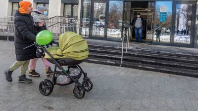 Собянин одобрил увеличение порога возраста молодых родителей для выплат при рождении детей