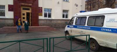 Здание парламента Карелии проверяют сотрудники полиции