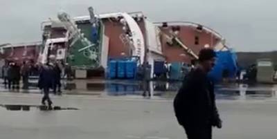 На заводе Пелла в Отрадном опрокинулся корабль Скорпион, река Нева унесла людей, видео - ТЕЛЕГРАФ