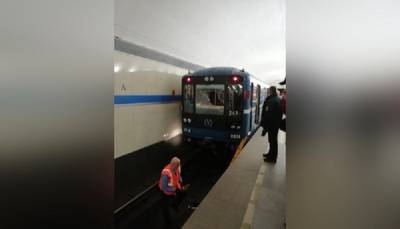 Видео: человек прыгнул под поезд на станции метро «Электросила» в Петербурге