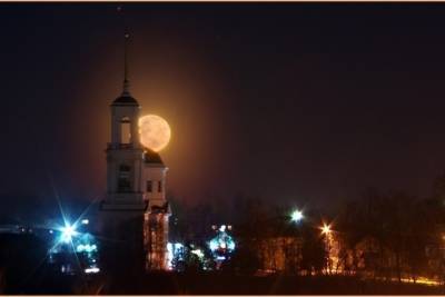 В небе над Тверской областью поднялась огромная луна