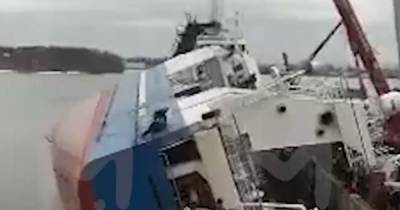 В России завалился на борт рыболовный траулер с людьми на борту (видео)