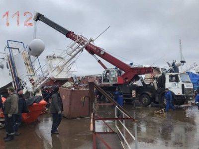На судостроительном заводе в Ленинградской области опрокинулось судно