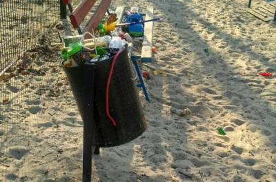 На Русановке детские площадки утопают в мусоре (ФОТО)