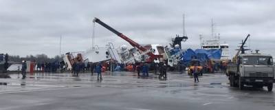 В Ленинградской области накренилось строящееся судно с 80 людьми на борту