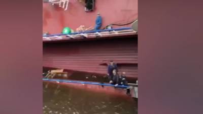 Корабль перевернулся при спуске на воду на заводе "Пелла" под Петербургом