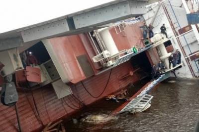 Видео: возле Отрадного завалилось судно с рабочими – двое пострадали, двоих заблокировало внутри