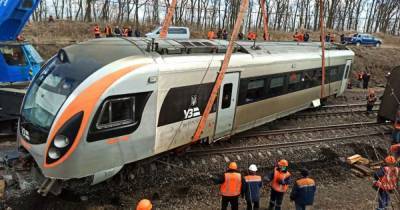 Ликвидация аварии поезда "Интерсити" под Запорожьем: 8 вагонов подняты, главный — уже на колесах
