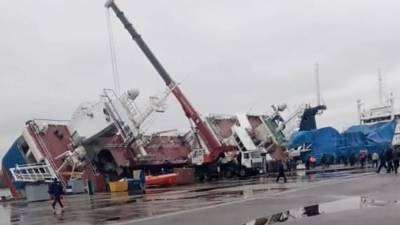 Два работника пострадали при опрокидывании судна в Ленинградской области