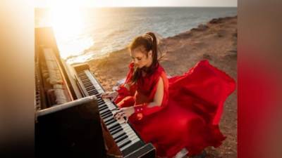 Певица Dea Nova сделала пианино любимым арт-объектом жителей Севастополя