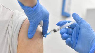 Терапевт разрушил 10 популярных мифов о вакцинации от коронавируса
