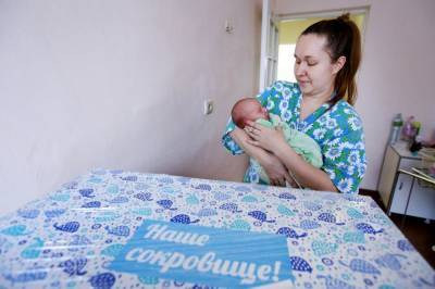 В Мосгордуме предложили включить светоотражающие наклейки в наборы для новорожденных