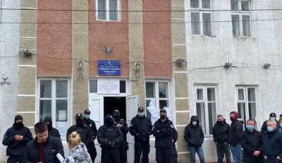 На Прикарпатье до сих пор не могут подсчитать голоса, участок окружила полиция