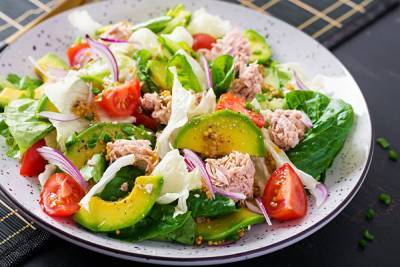 Салат с тунцом и овощами: домашний рецепт