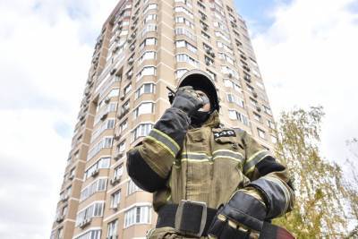 Людей эвакуируют из горящей многоэтажки на севере Москвы